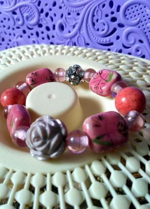 Розовый браслет с керамическими бусинами