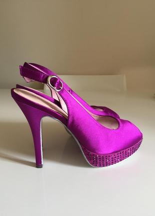 Розкішні нарядні босоніжки брендові