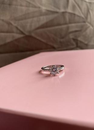 Кольцо с камнем в серебряном цвете