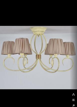 Коротка класична люстра c абажурами