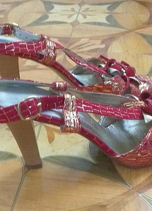 Продам босоніжки шкіряні