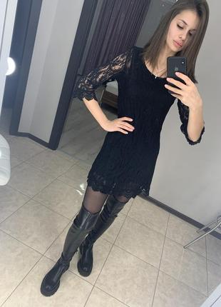 Чёрное кружевное платье