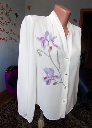 Красивая блузка с ирисами