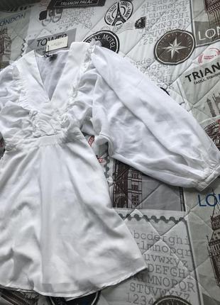 Белое легкое платье с рукавами воланами3 фото