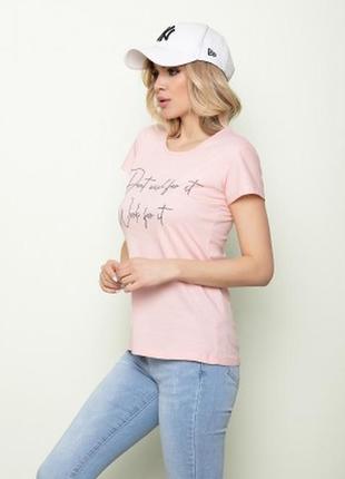 Розовая трикотажная футболка с надписями4 фото