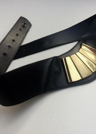 Ремень с золотой пряжкой на талию