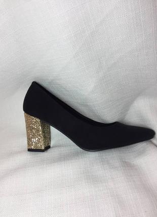 Черные замшевые туфли на глиттерном каблуке, блестящий золотой квадратный каблук4 фото