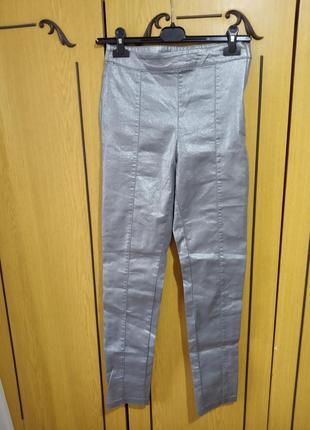 Очень красивые серебристые катоновые брюки с высокой посадкой,  кожаные, стрейчевые h&m