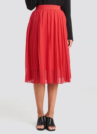 Яркая красная новая юбка-плиссе миди от na-kd шифоновая плиссированная (бирка)3 фото