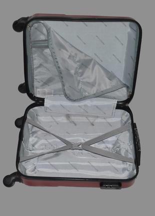 Стильный маленький бордовый чемодан perfect line3 фото