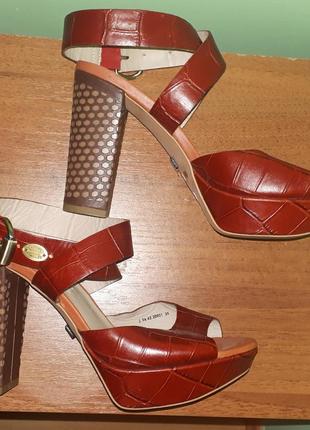 Дизайнерські босоніжки