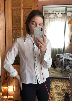 Біла блуза з загостреним воротніком