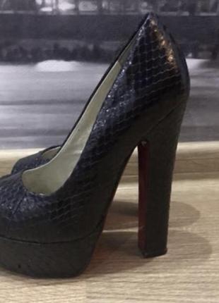 Туфлі з відкритим носком зміїна шкіра пітон christian louboutin 36р.1 фото