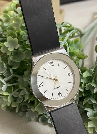 Стильные черные часики