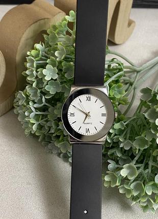 Стильные черные часики