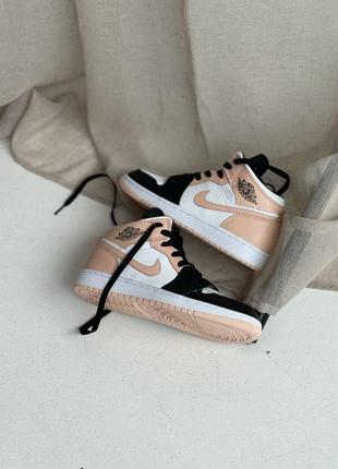 Женские кроссовки nike air jordan 1 retro black/beige