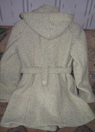 Практичное демисезонное  шерстяное пальто с капюшоном2 фото