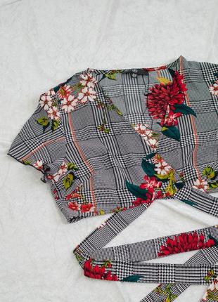 Missguided короткий топ в квітковий принт із зав'язками навколо талії, кроп блуза в клітку
