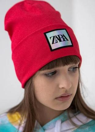 Шапка Трикотажна zara з відворотом червоного кольору дівчинці