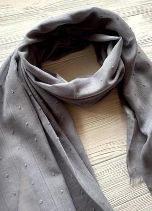 Серый легкий шарф палантин