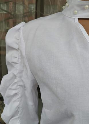 Белая блузка/рубашка с чокером и жемчужинами.3 фото