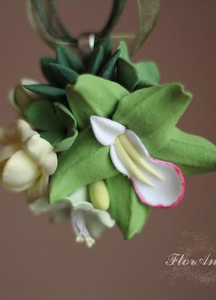 Зеленый кулон с цветами из полимерной глины "орхидея с суккулентами и фрезией"