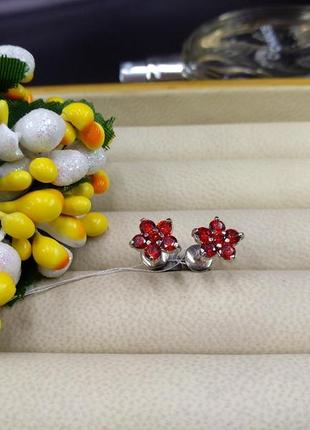 Серебряные серьги гвоздики пусеты цветокз красным фианитом 9251 фото