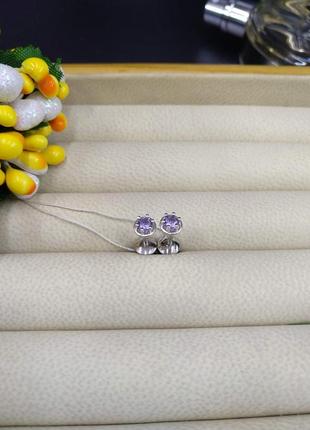 Серебряные маленькие миниатюрные серьги с сиреневым фиолетовым фианитом 9253 фото