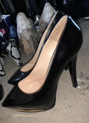 Туфли на каблуках чёрные