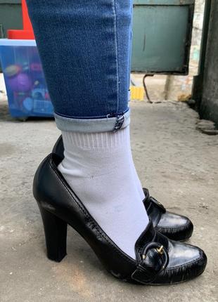 Кожаные туфли на каблуке
