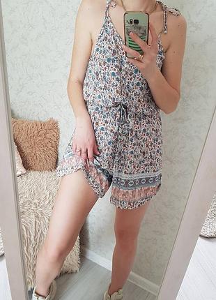 Шикарний комбінезон до принт квітів на бретелях від aniston