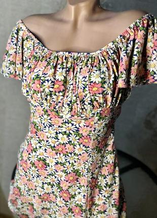 Платье с открытыми плечами , в цветах , летнее1 фото