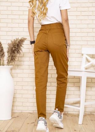 Женские джинсы мом с резинкой на талии коричневого цвета4 фото