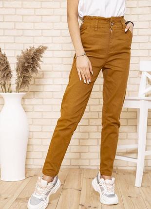 Женские джинсы мом с резинкой на талии коричневого цвета1 фото