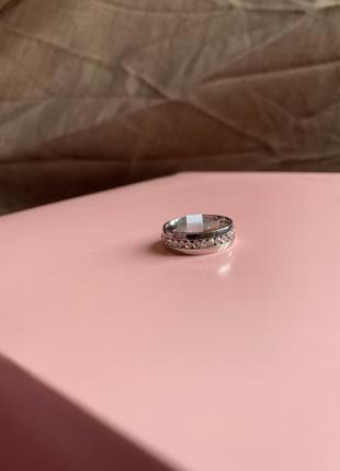 Красивое кольцо с камнями
