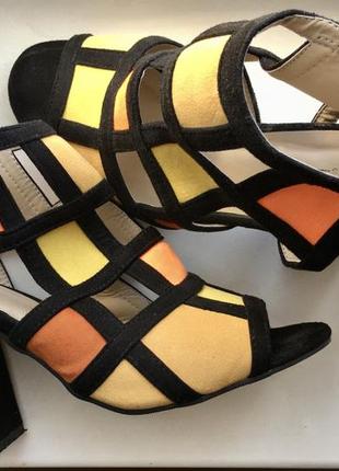 Босоніжки  👡 c’m paris