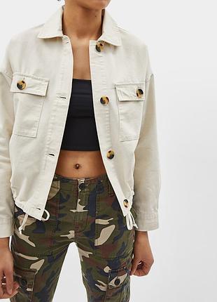 Укорочённая куртка ветровка bershka