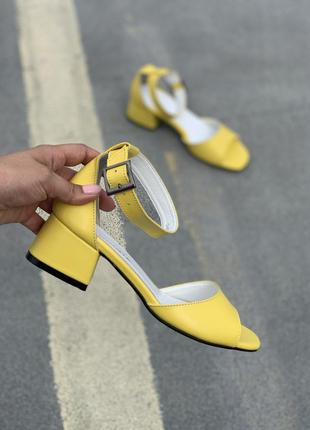 Стильные босоножки из натуральной кожи на низком каблуке 4см