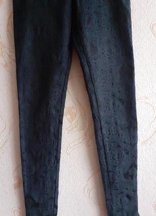 Брюки штаны лосины джинсы скинни с фактурным рисунком и высокой талией