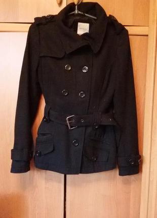 Пальто черное короткое на пуговицах с поясом пагонами тканевое на осень orsay