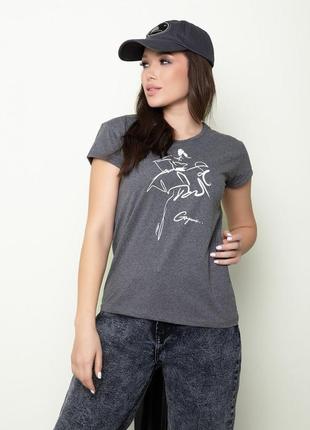 Стильная трикотажная футболка с принтом разные цвета