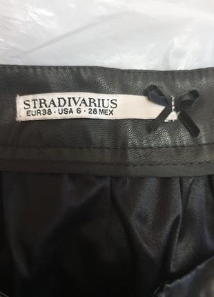 Черная кожзам юбка с перфорацией stradivarius3 фото