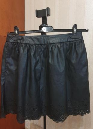 Черная кожзам юбка с перфорацией stradivarius1 фото
