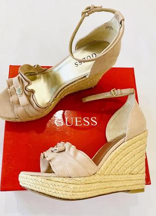 Босоніжки на танкетці guess