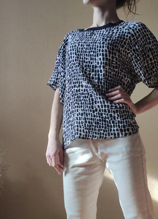 Ніжна модна блузка-футболка на літо з натуральної віскози3 фото