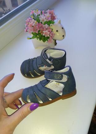 Детские босоножки для первых шагов