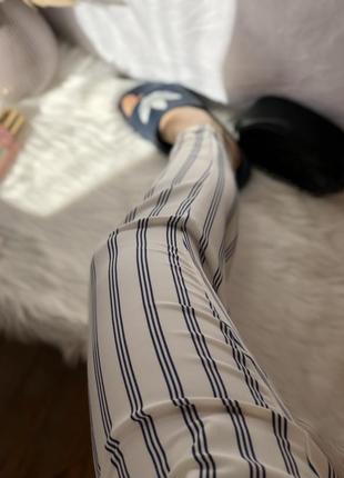 Білі брюки в синю полоску2 фото