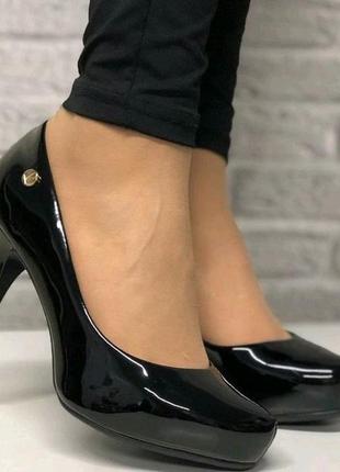 Лаковые туфли лодочки чёрные классика шпилька заокругленные