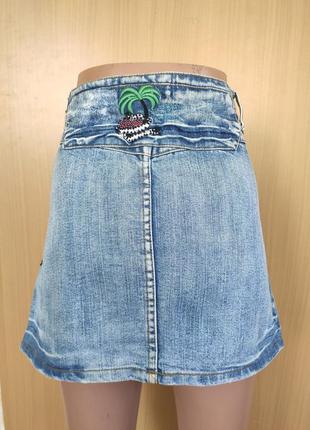 Оригинальная короткая джинсовая юбка с вышивкой бисером3 фото