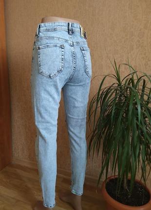 Женские рваные джинсы мом 25-302 фото